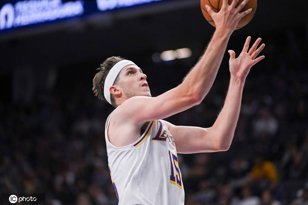 เมื่อเจมส์ ฮาร์เดนไม่สามารถลงเล่นได้ พอล จอร์จ ทำผลงานทริปเปิล-ดับเบิล ด้วยคะแนน 51 แต้ม, 11 รีบาวน์ และ 9 แอสซิสต์ นำพาเซอร์สเอาชนะคิงส์ได้สำเร็จ