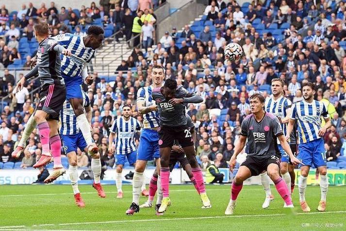 พรีเมียร์ลีก นัดที่ 13: นิวคาสเซิล ยูไนเต็ด พบ แมนเชสเตอร์ ซิตี้ การเผชิญหน้าที่สำคัญที่สนามเซนต์เจมส์พาร์ค โดยนิวคาสเซิลสู้อย่างหนักในบ้าน ขณะที่แมนซิตี้มีเกมรับและเกมรุกที่แข็งแกร่ง การต่อสู้ที่สำคัญสำหรับการอยู่รอดและการลุ้นแชมป์ ฮาลันด์ทำประตูจากปีก