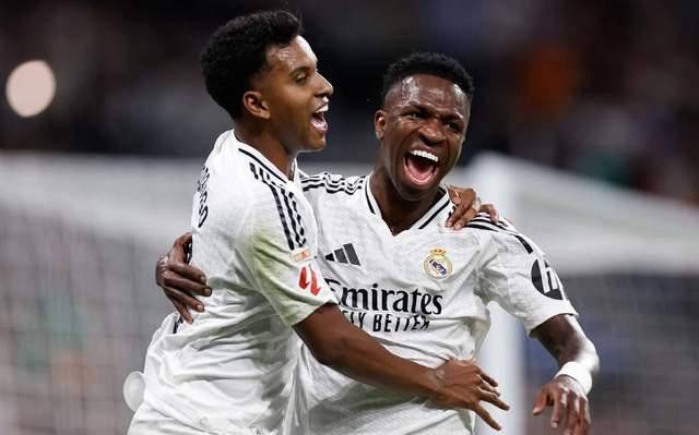 เวลา 2 นาฬิกา เรอัล มาดริดต้องเผชิญกับสถานการณ์ที่ต้องชนะเท่านั้น: ไม่ชนะมาสามนัดติดต่อกัน ตามหลังบาร์เซโลนาอยู่สี่คะแนน และอลอนโซ่อยู่ภายใต้ความกดดันอย่างหนัก ผู้ทำประตู: วินิซิอุส, เอ็มบัปเป้