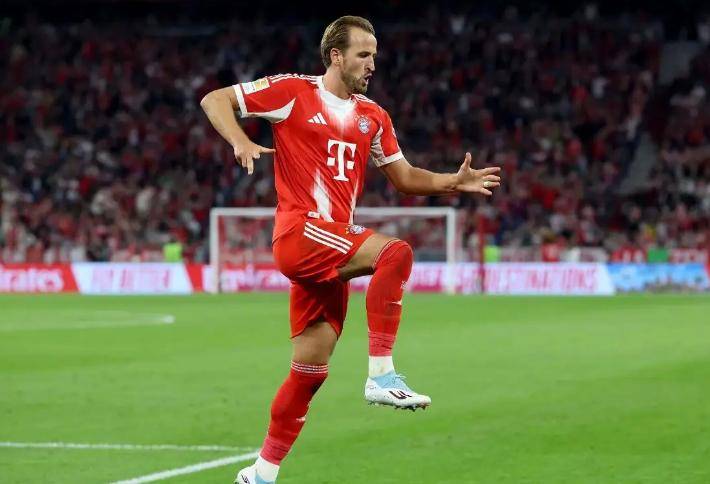 เขาได้เขียนประวัติศาสตร์ใหม่ของแชมเปียนส์ลีก! ดาวรุ่งของบาเยิร์นทำให้ผู้สงสัยเงียบด้วยสามประตูในสี่เกม ขณะที่มูลค่าของเขาพุ่งสูงขึ้นสิบสองเท่าในเวลาเพียงหกเดือน! _เลนนาร์ท คาร์ล_ สปอร์ติง ซีพี บาเยิร์น มิวนิค