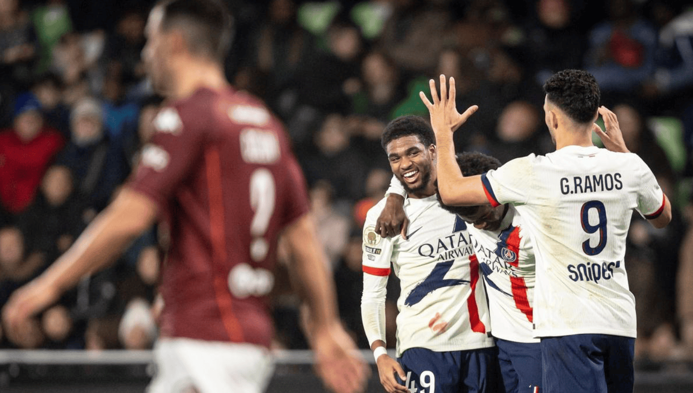 ชัยชนะ 3-2 ทำให้ผู้นำลีกเปลี่ยนมือ โดยยักษ์ใหญ่แห่งยุโรปขึ้นครองตำแหน่งสูงสุด ขณะที่เอ็นริเก้สร้างสถิติสโมสรประวัติศาสตร์_ปารีส แซงต์-แชร์กแมง_เม็ตซ์_การแข่งขัน