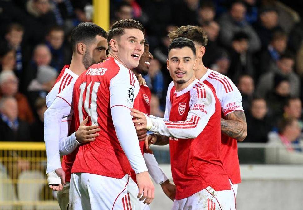 3-0 ชนะติดต่อกันหกนัด! ทีมของกวาร์ดิโอลากำลังร้อนแรง ครองบอล 51% และยิงถึง 20 ครั้ง นำเกมรุกทั้งสองฝั่ง พวกเขาพุ่งทะยานสู่ตำแหน่งแชมป์ อาร์เซนอล คลับ บรูจจ์ แชมเปียนส์ลีก