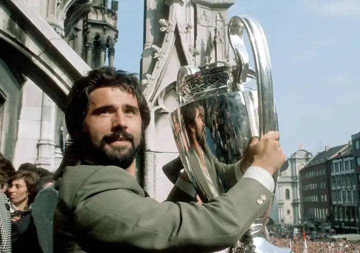 เกิร์ด มึลเลอร์ ตำนานฟุตบอลเยอรมันนั้นน่าเกรงขามเพียงใด และเขามีสถานะอย่างไรในยุคของเขา?_ผู้เล่น_แฟนบอล_ฟุตบอล