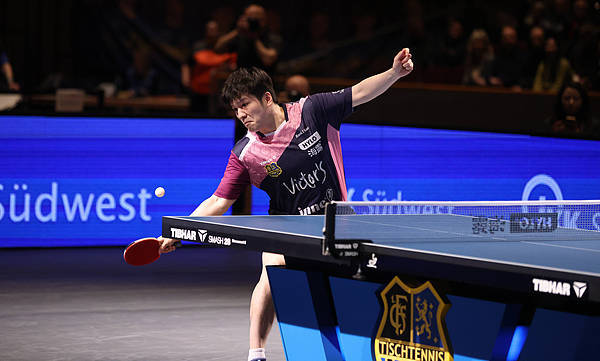สนามกีฬาแชมเปียนส์ลีกดังก้องด้วยเสียง 'ฉันรักคุณจริง ๆ' แฟน Zhendong ชนะการแข่งขันนัดแรก เลียนแบบ Cristiano Ronaldo _Saarbrücken_ _การแข่งขัน_ _ปิงปอง_