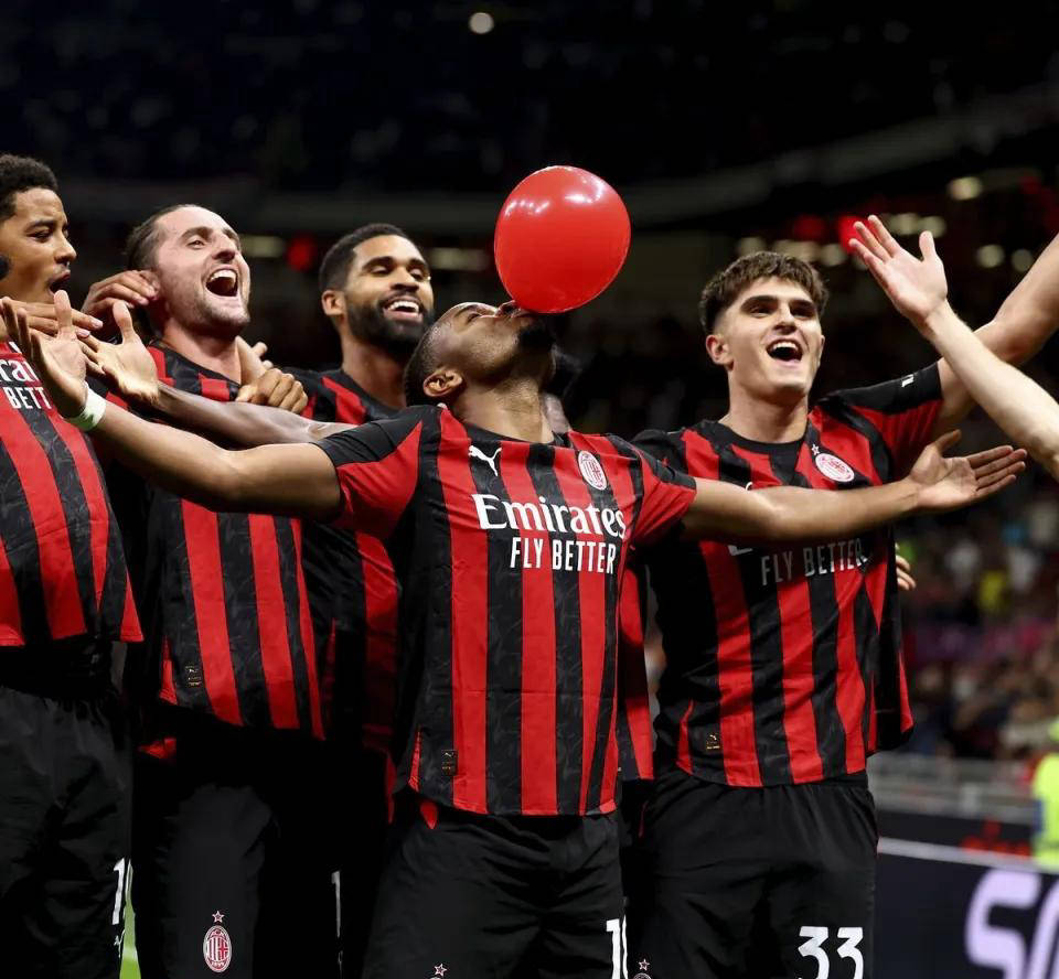 อินเตอร์ มิลาน พ่ายแพ้อย่างเจ็บปวด 3-4 ในศึกซูเปอร์คัพอิตาลี คว้าชัยชนะเพียงนัดเดียวจากเจ็ดเกม ผู้จัดการทีม ซิโวโต้ ถูกวิจารณ์อย่างหนักจากนโยบายการหมุนเวียนผู้เล่นที่กล้าหาญ อินเตอร์ มิลาน, โบโลญญา, แชมเปียนส์ลีก