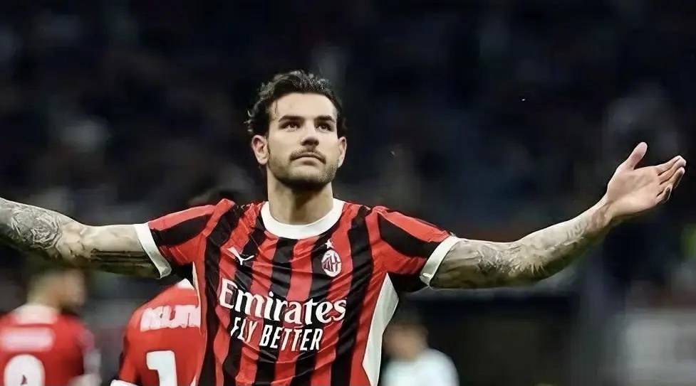 สื่ออิตาลีรายงานว่า: ธีโอ เอร์นานเดซ ให้สัมภาษณ์ว่า ขณะอยู่ในอิตาลี เขาจะเล่นให้กับมิลานเท่านั้น แต่หากมีบุคคลบางคนในฝ่ายบริหาร เขายืนยันว่าจะไม่กลับไปเล่นให้มิลานอีก