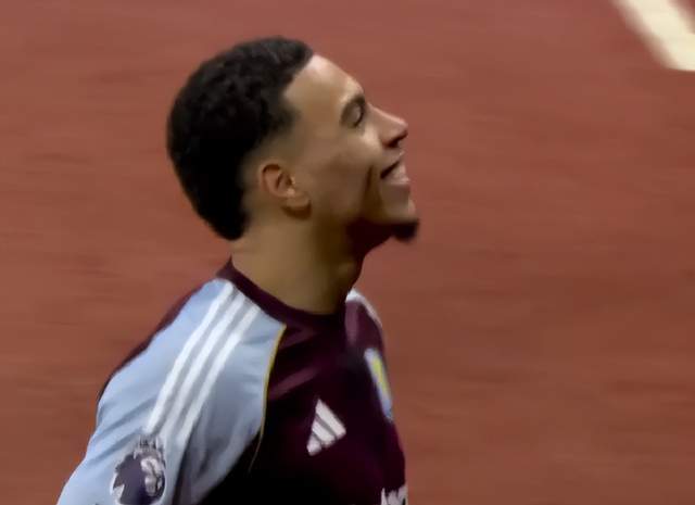 2-1! ม้ามืดสร้างความฮือฮาในพรีเมียร์ลีก: เข้าร่วมกับอาร์เซนอลและแมนฯ ซิตี้ในการแข่งขันชิงแชมป์, สามอันดับแรกมีคะแนนห่างกันเพียงสามแต้มพร้อมความพลิกผันที่กำลังจะเกิดขึ้น_แอสตัน วิลล่า_แมนเชสเตอร์ ยูไนเต็ด_ยูโรปาลีก