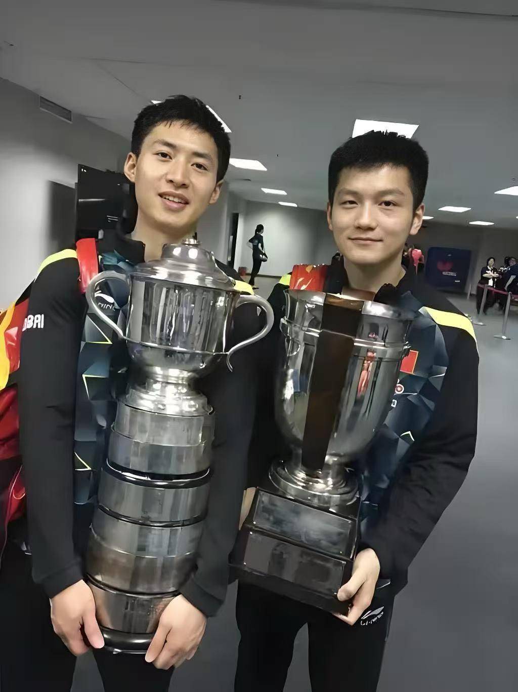 การถ่ายทอดสดของฟางป๋อเป็นบ้าไปแล้ว! เขาอยู่ทั้งคืนเพื่อบรรยายการแข่งขันแชมเปียนส์ลีกนัดแรกของฟานเจ๋อดง! แต่ดงเก้กลับปิดเกมในเวลาเพียง 17 นาที – ระยะเวลาสั้นเกินไปที่จะขายของ!