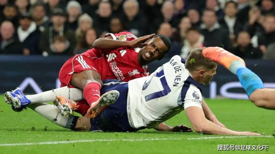 Van de Ven ควรได้รับใบแดงจากการเข้าปะทะกับ Isak ในระหว่างการแข่งขันระหว่าง Liverpool กับ Tottenham Hotspur หรือไม่? _ผู้เล่น_ Harvey Simons _สโมสร_ Chelsea