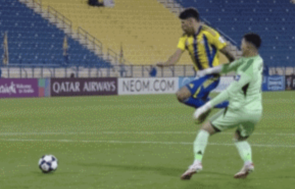 สายลับปลอมตัวพบกับนักรบ? ผู้รักษาประตูฉีกกางเกงนักฟุตบอลคู่แข่ง + ถูกไล่ออก; คู่แข่งพลาดจุดโทษและลูบศีรษะล้านของตัวเอง _Galaf_Shamsi_Koman