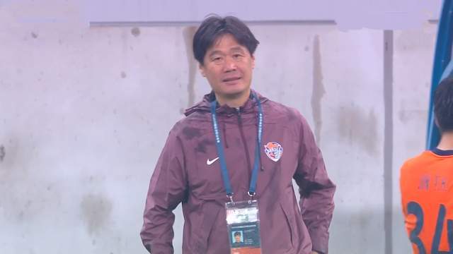 ผู้เล่นหลักของซานตง ไท่ซานถูกดึงตัวไป, นักเตะต่างชาติทั้งห้าคนย้ายออกหมดแล้ว. โดยไม่มีหลี่ เสี่ยวเผิง, คาดว่าจะได้รับการสนับสนุนจากสโมสรน้อยมาก. เวลลิงตัน ซานตง ไท่ซาน ฤดูกาล