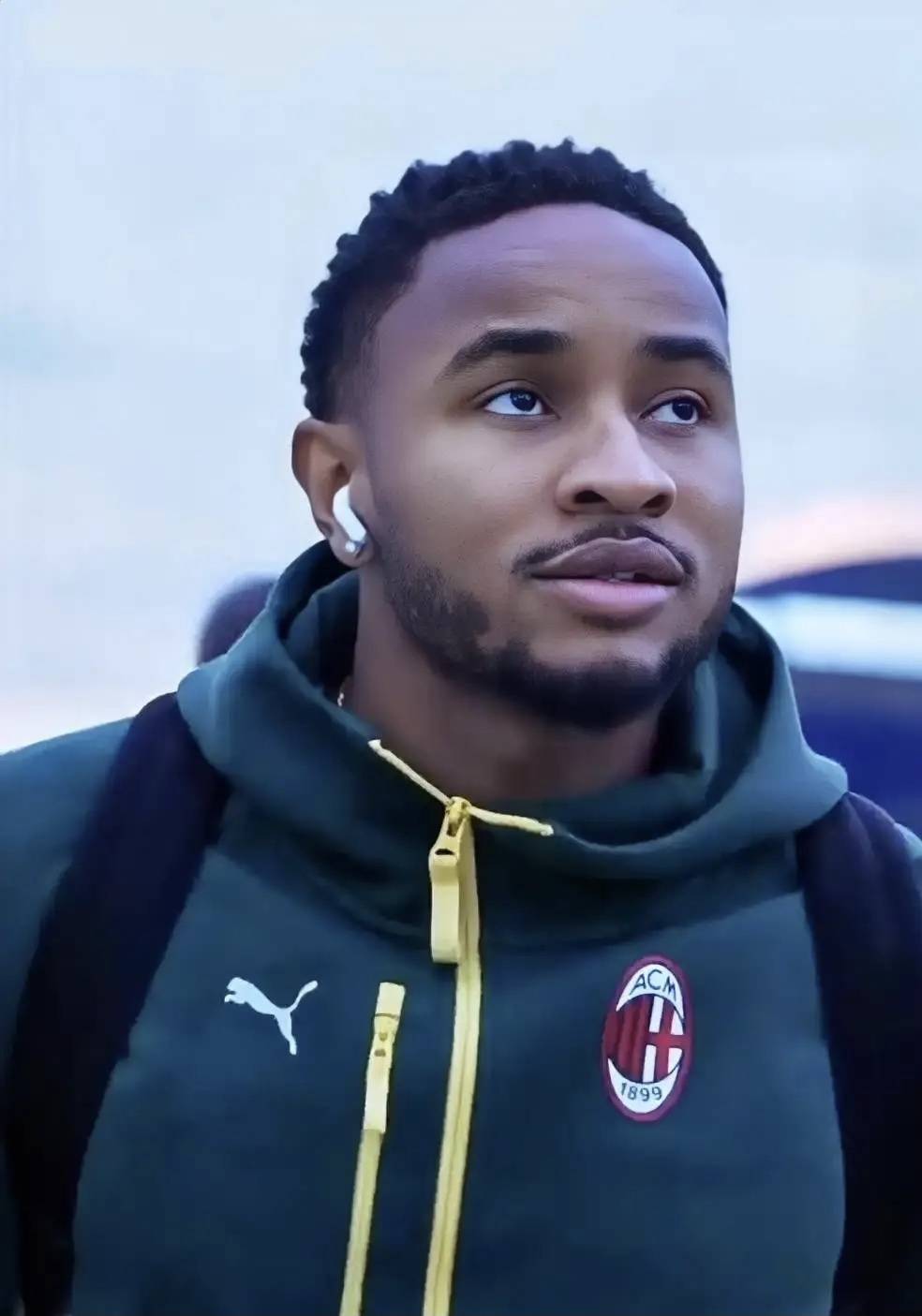 สื่ออิตาลีรายงานว่า เอซี มิลาน กำลังประเมินอนาคตของคริสโตเฟอร์ นคุนคู ร่วมกับเอเย่นต์ของเขา หากมีข้อเสนอที่เหมาะสมเข้ามา นักเตะอาจถูกขายให้กับนาโปลีหรือเชลซี