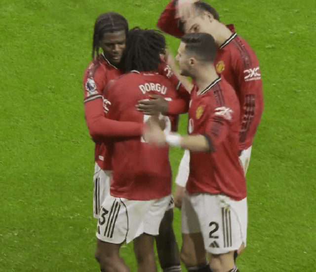 ชัยชนะ 1-0! แมนเชสเตอร์ ยูไนเต็ด ไต่อันดับขึ้นสู่ห้าอันดับแรก การผ่านเข้ารอบแชมเปียนส์ลีกอยู่ในระยะเอื้อม: เสมอกับเชลซีด้วยคะแนนเท่ากัน สามยักษ์ใหญ่แย่งชิงอันดับที่สี่_คู่แข่ง_การแข่งขัน_เหย้า